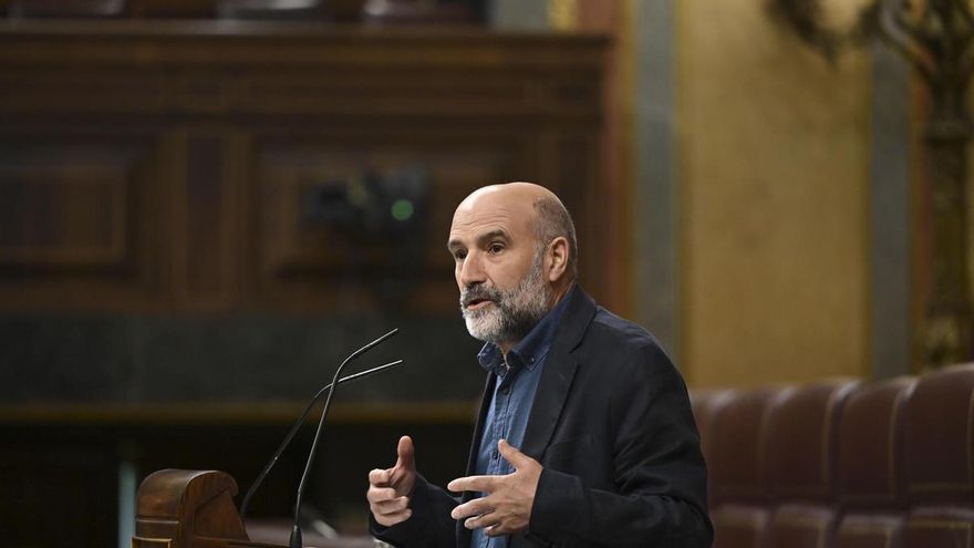 El diputado del BNG Néstor Rego durante su intervención en el pleno que este martes se celebra en el Congreso. EFE/ Fernando Villar