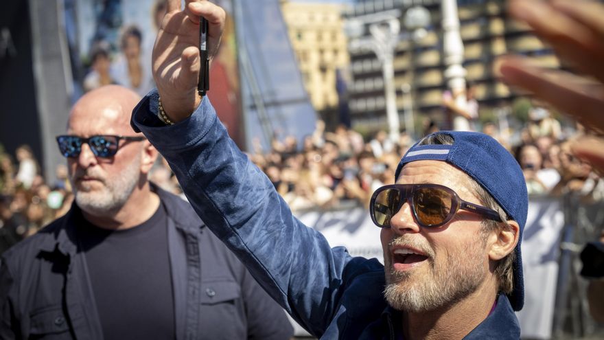El actor norteamericano Brad Pitt saluda al público a su llegada este domingo al Festival de Cine de San Sebastián, donde presenta 'En el corazón de la bestia'. EFE/ Javier Etxezarreta. EFE/Javier Etxezarreta