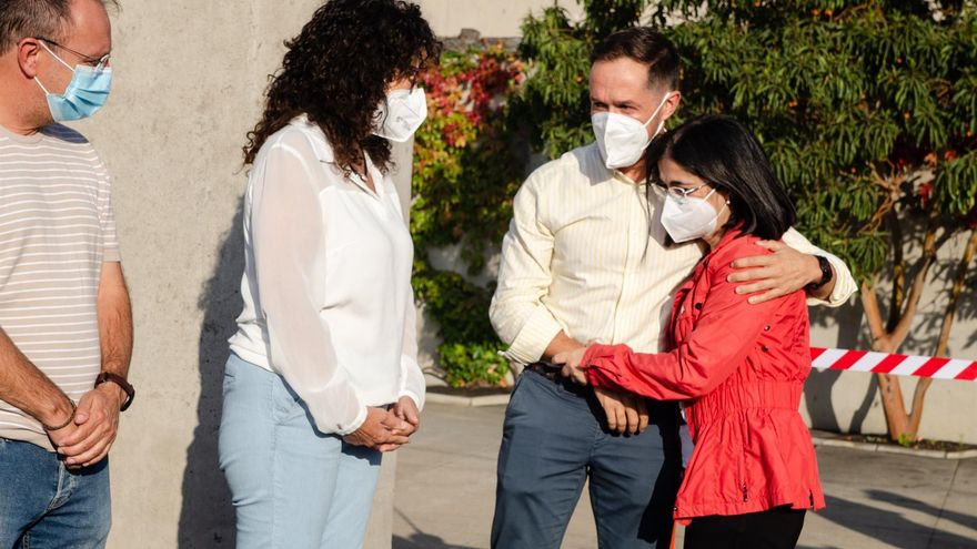 La ministra de Sanidad, Carolina Darias, ha visitado este jueves en La Palma los municipios afectados por la erupción y el centro desde donde se coordina el operativo de emergencia, acompañada por el presidente del Cabildo de la isla, Mariano Hernández Zapata.