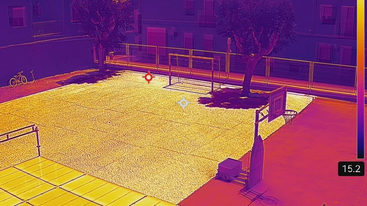 Muestra gráfica del efecto de un par de árboles en el patio y la necesidad de acondicionar estos espacios.