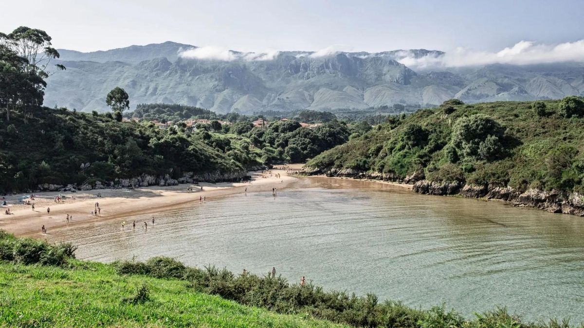 La playa de Poo en Llanes gana "por goleada" como la mejor de España 2026 en el ránking de Condé Nast Traveler