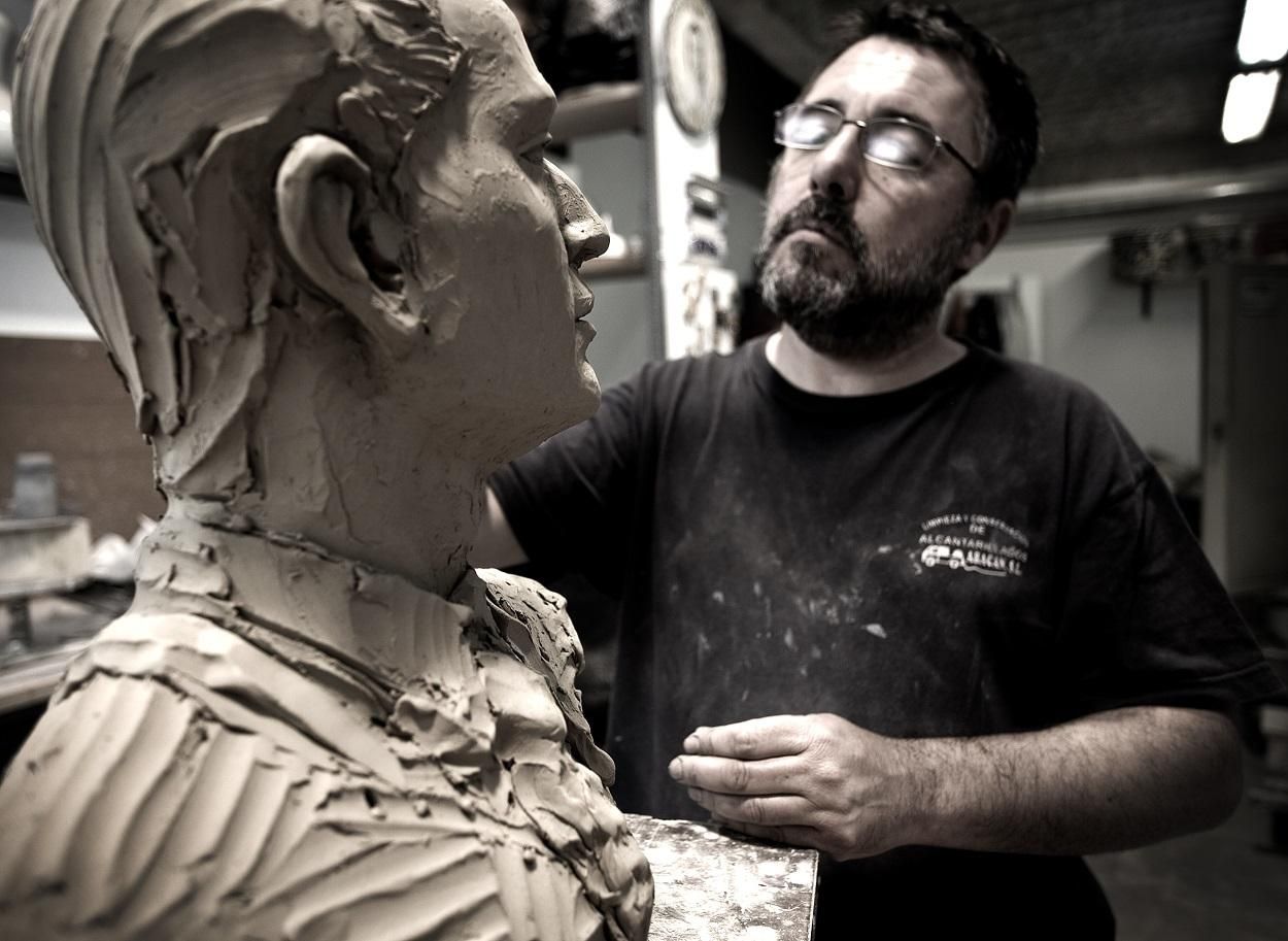 Claudio, escultor y ceramista, dando unos retoques al busto del torero Fandiño.