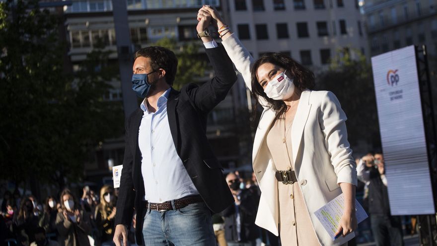 El presidente del PP, Pablo Casado, y la candidata a la reelección en las eleciones madrileñas, Isabel Díaz Ayuso, durante el acto de pegada de carteles del partido de cara a las elecciones madrileñas, a 17 de abril de 2021, en Madrid (España).