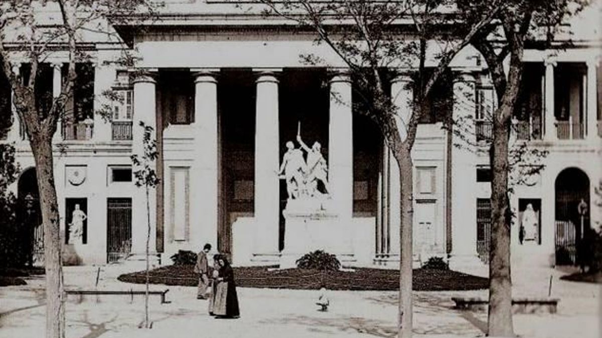 Escultura de Daoíz y Velarde en uno de los accesos al Museo del Prado