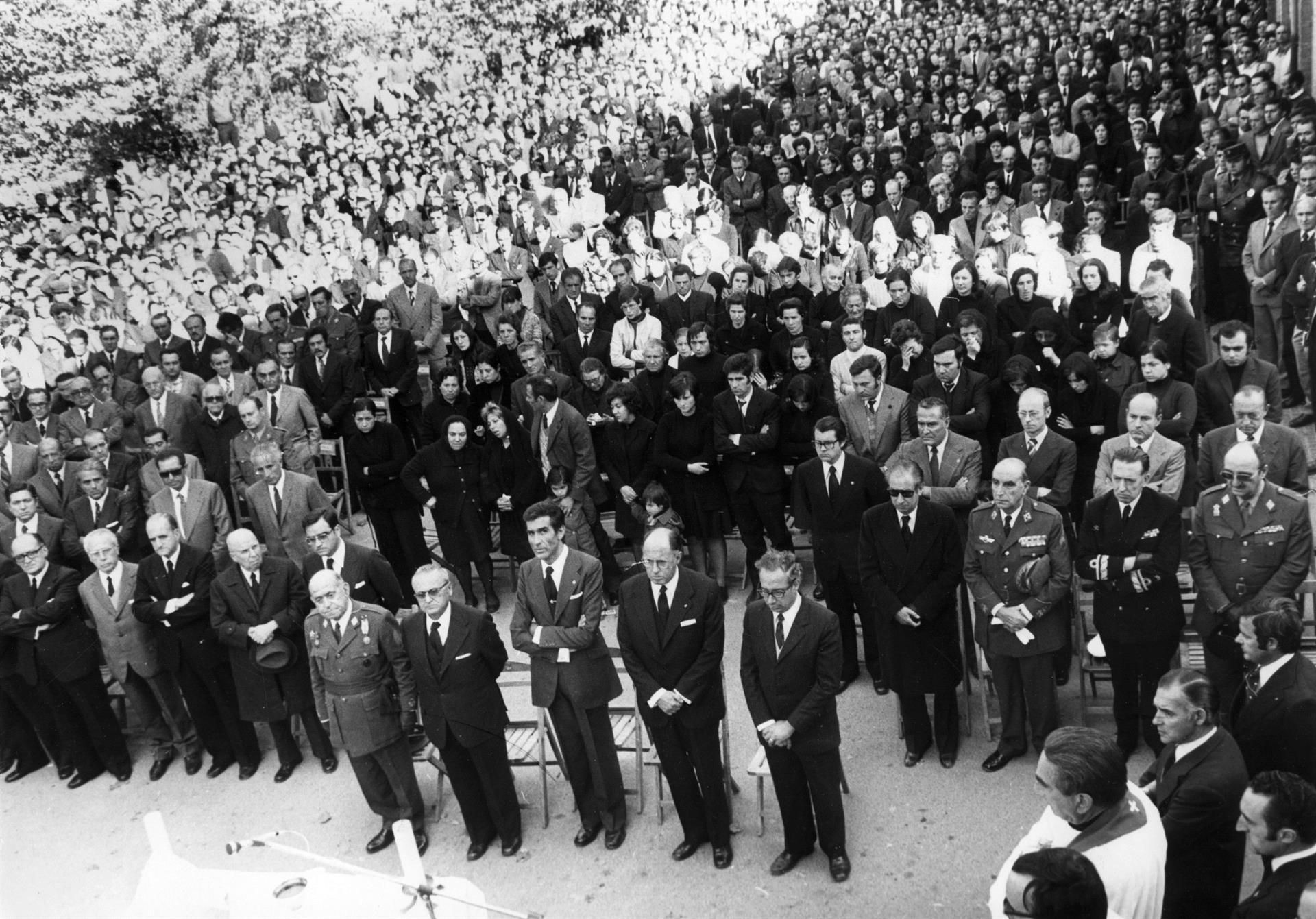 El funeral multitudinario del 5 de noviembre de 1975, presidido por los ministros de Industria, Relaciones Laborales y Trabajo