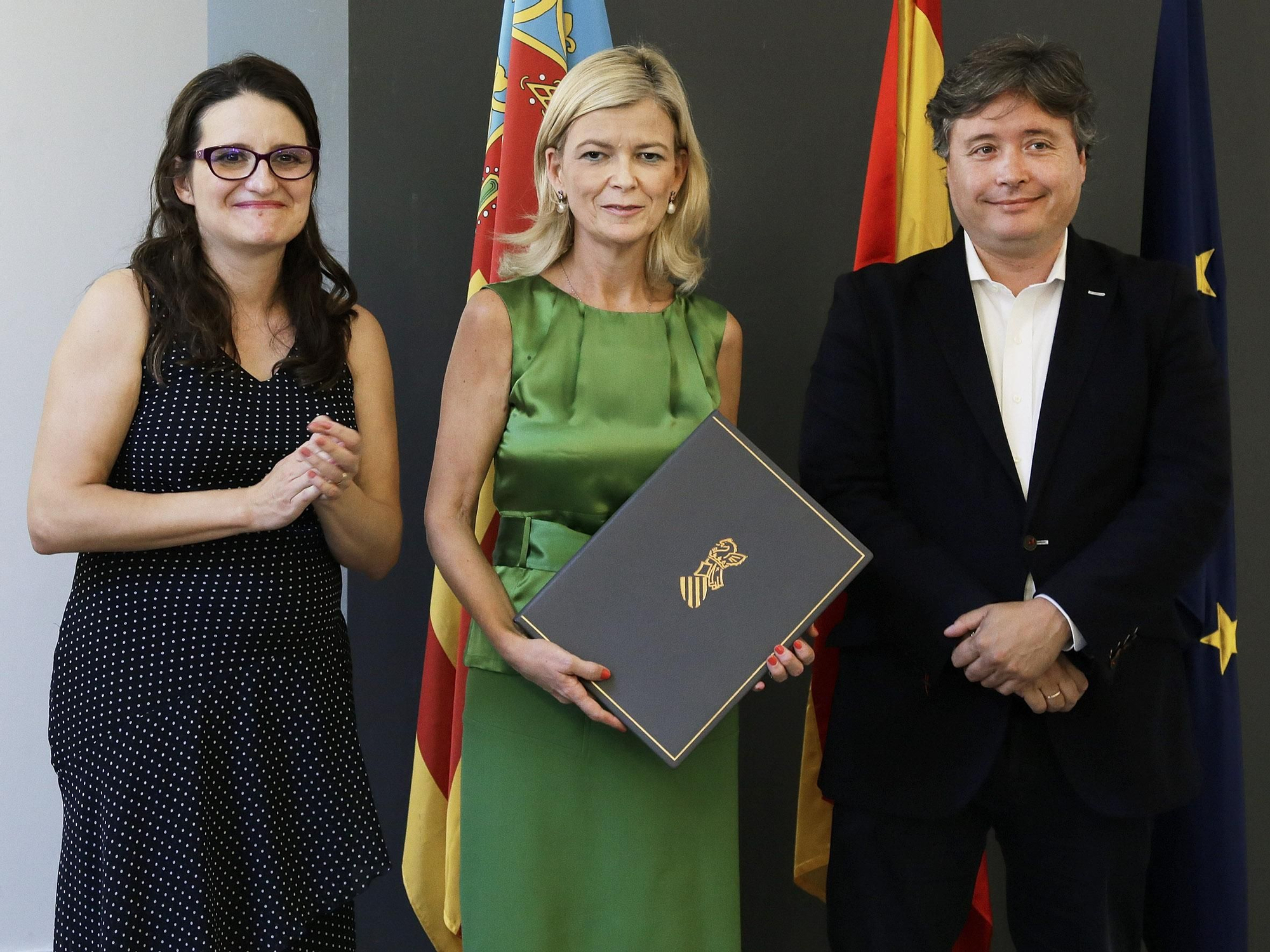 La consellera de Justicia, Gabriela Bravo, junto a su predecesor en la conselleria de Justicia, Luis Santamaría
