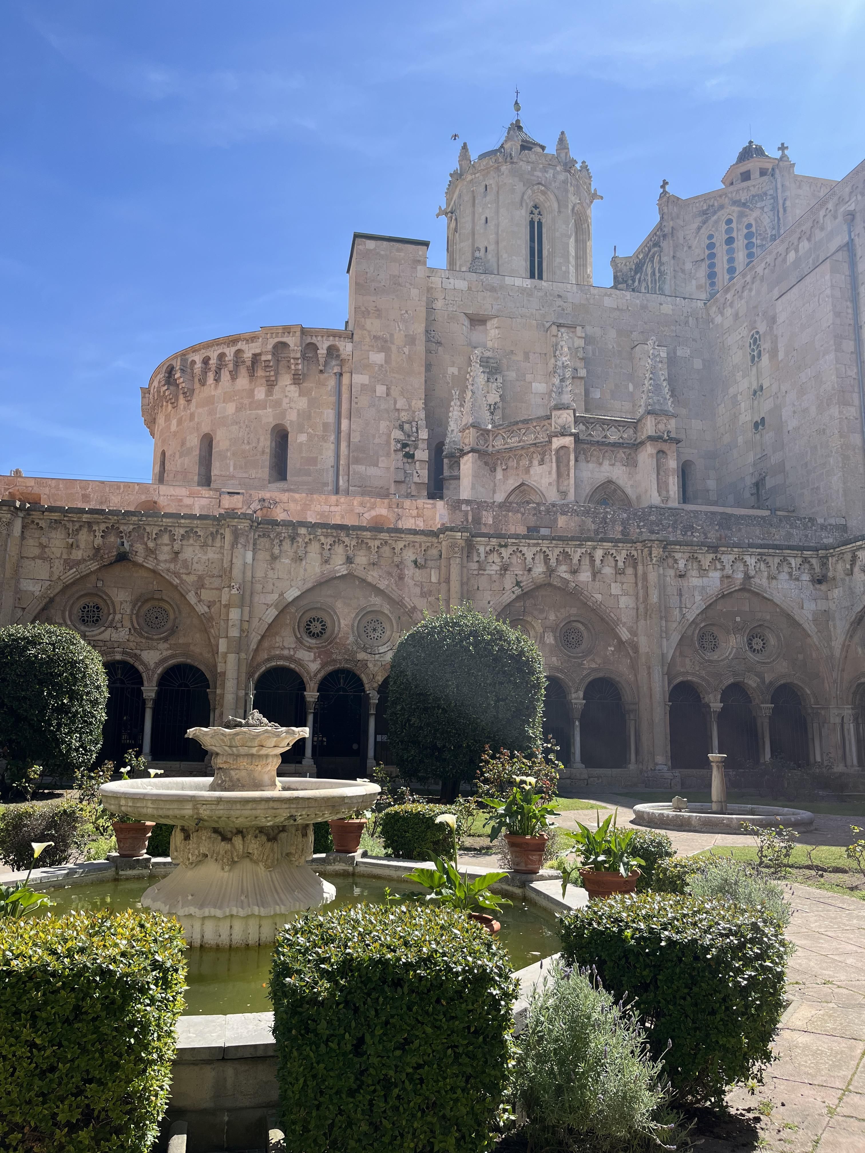Vista de la Catedral y su campanario desde el patio del claustro.