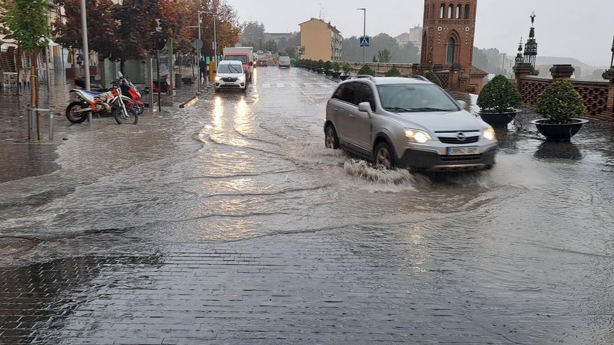 El paseo del Óvalo de Teruel vuelve a inundarse y la oposición insiste en pedir un estudio sobre el subsuelo de la zona