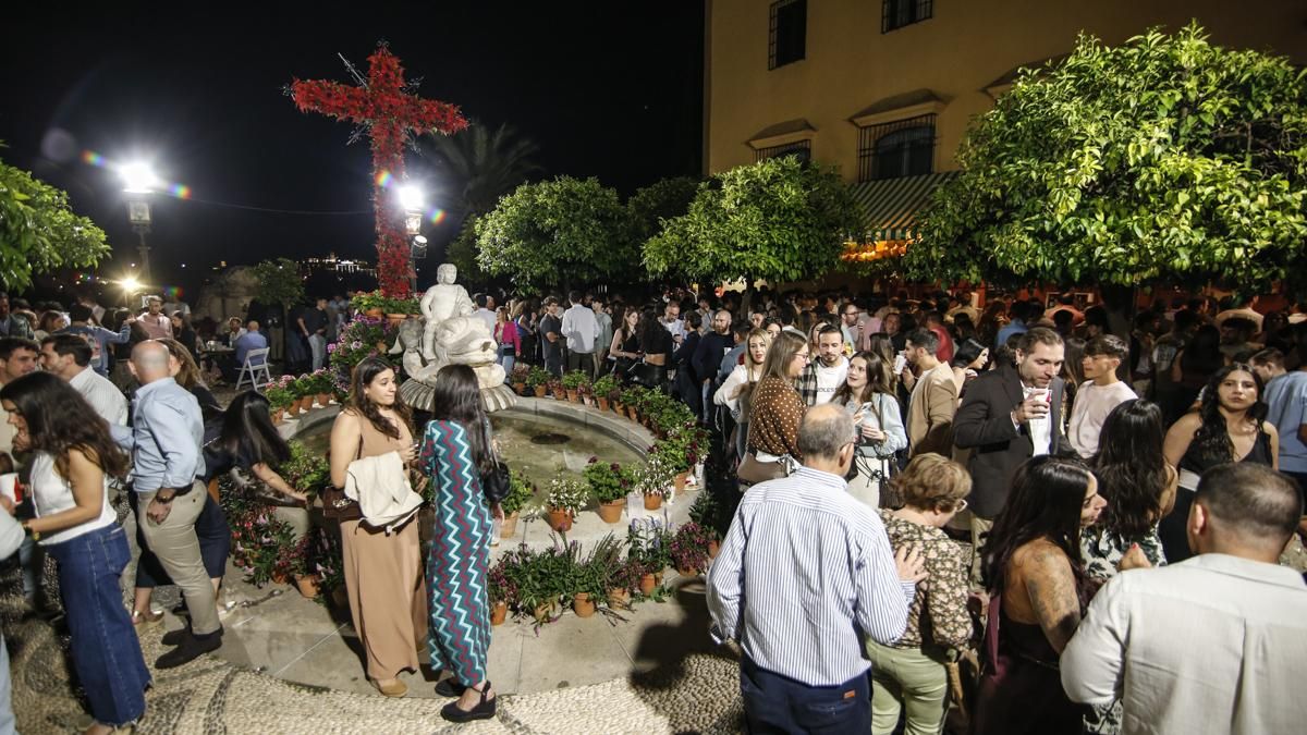 Ambiente nocturno de las Cruces de Mayo en el Triunfo de San Rafael