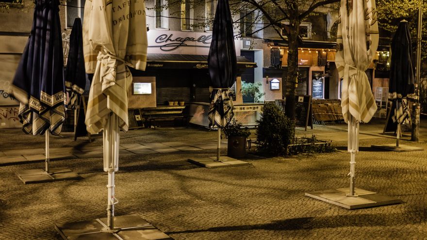 Una terraza cerrada en Berlín tras el toque de queda. (Alemania) EFE/EPA/CLEMENS BILAN/Archivo