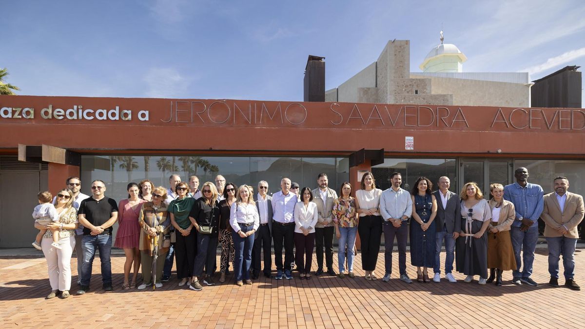 La alcaldesa de Las Palmas de Gran Canaria, Carolina Darias (c), en el acto por el que se dedica la plaza de la Música a Jerónimo Saavedra, expresidente de Canarias y exalcalde de la ciudad, este sábado en la Plaza de la Música.