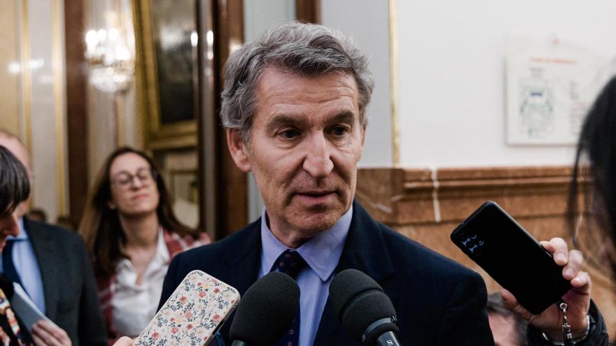 Alberto Núñez Feijóo atiende a los medios de comunicación a su llegada a una sesión plenaria en el Congreso de los Diputados, a 24 de febrero de 2026, en Madrid.