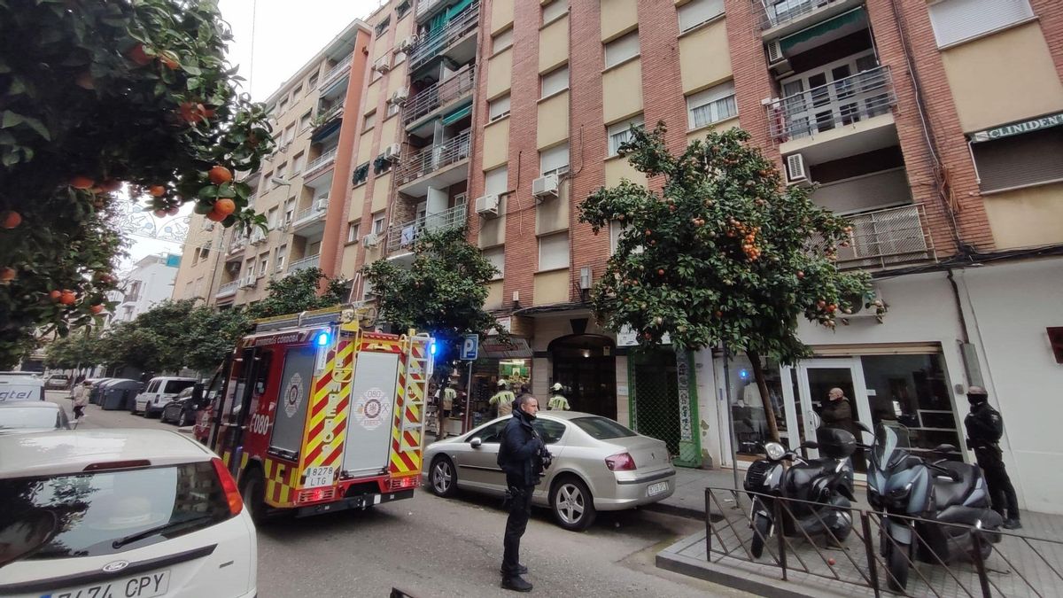 La Policía y los bomberos evitan un intento de suicidio en la Avenida Barcelona