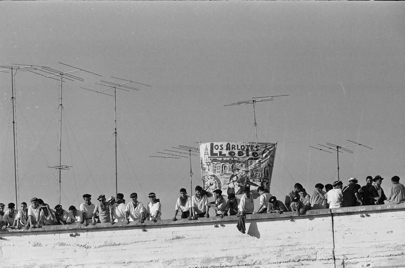 Espectadores de los toros en el tejado de la plaza en 1965