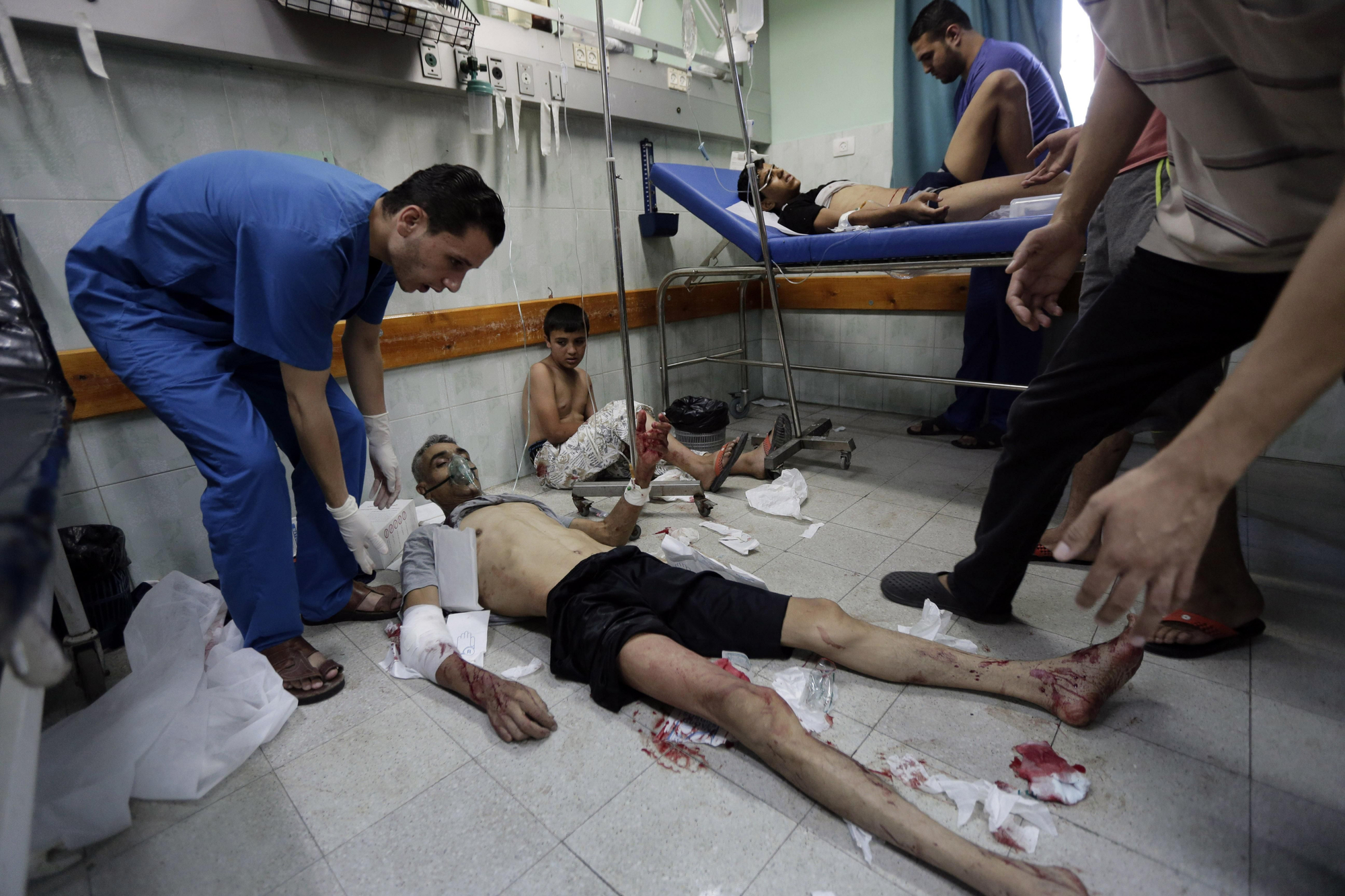 Palestinos heridos en un ataque israelí en Beit Lahiya son atendidos de urgencia en el hospital Kamal Adwan, al norte de la Franja / Lefteris Pitarakis \ AP Photo