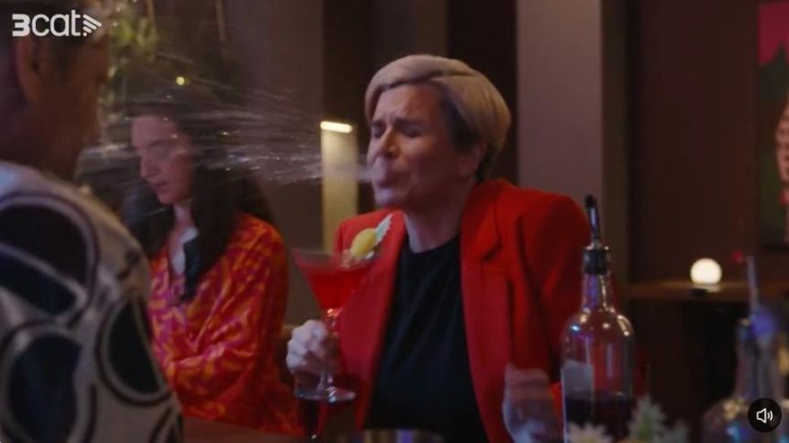 'Polònia' parodia a Ada Colau escupiendo el cóctel de Frente Amplio por errar en la receta: "¿No habrás puesto a Podemos?"