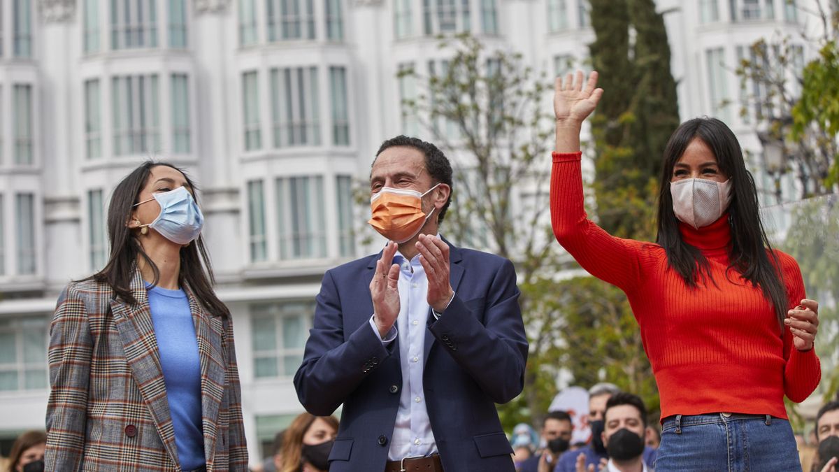 (I-D) La líder de Cs, Inés Arrimadas, el portavoz parlamentario de Ciudadanos, Edmundo Bal y la vicealcaldesa de Madrid, Begoña Villacís durante la presentación de Edmundo Bal como candidato a la presidencia de la Comunidad de Madrid en la Plaza de Santa