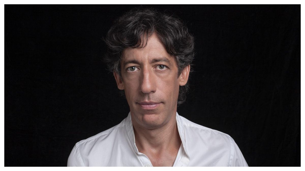 Mariano Pensotti nació en Buenos Aires, en 1973. Es uno de los dramaturgos y directores más destacados, con obras reconocidas en el país y en el exterior.