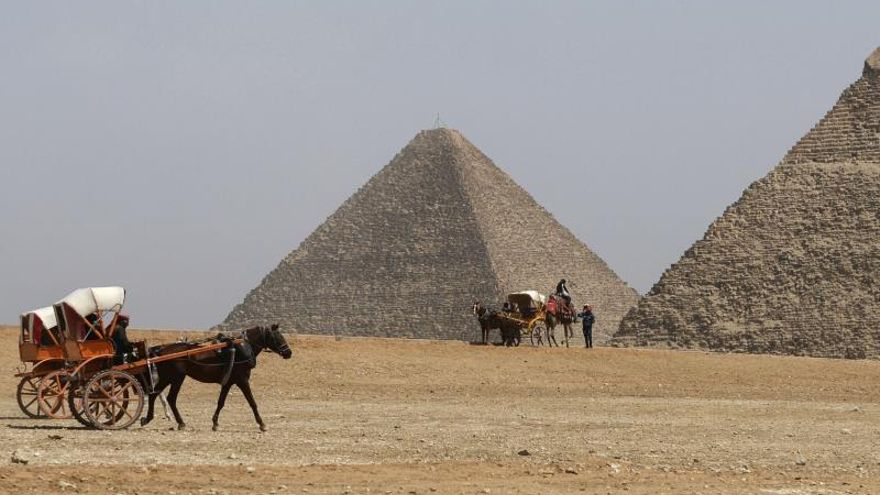 Detenido por fotografiarse con el trasero al aire en las pirámides de Guiza