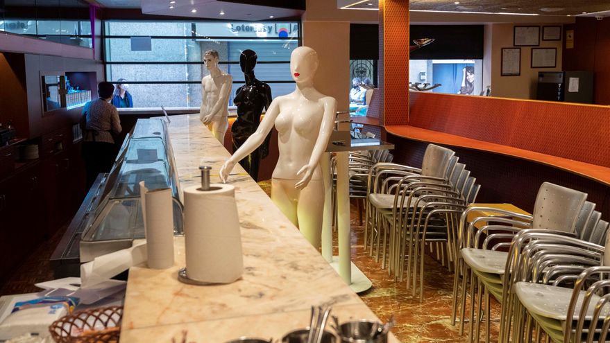 Una trabajadora de una cafetería de Murcia limpia el local, este sábado, primer día de cierre de los bares y restaurantes en la Comunidad de Murcia para frenar los contagios de COVID-19. EFE/Marcial Guillén