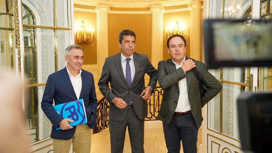 El PP estudia cómo evitar escenificar el pacto con Vox para la investidura de Carlos Mazón antes de las elecciones