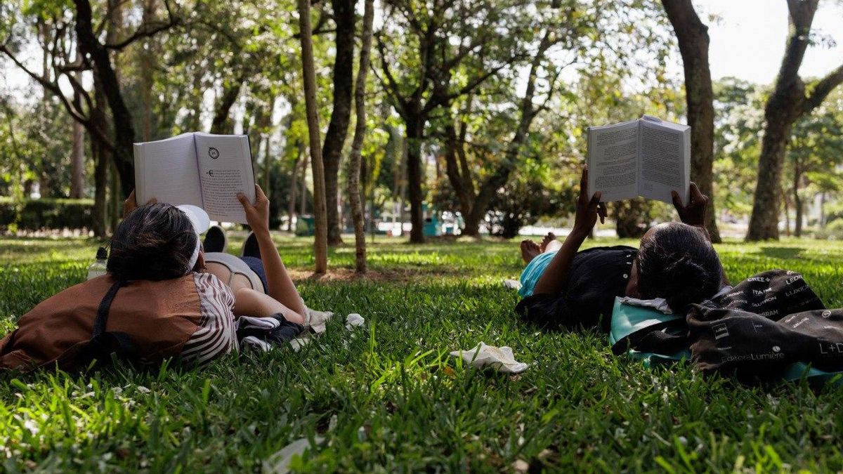 Dos personas leyendo un libro
