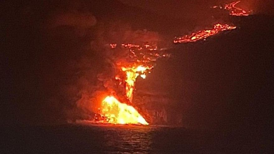 Imagen del Instituto Español de Oceanografía de la llegada al mar de la lava de la erupción volcánica de La Palma. EFE/IEO