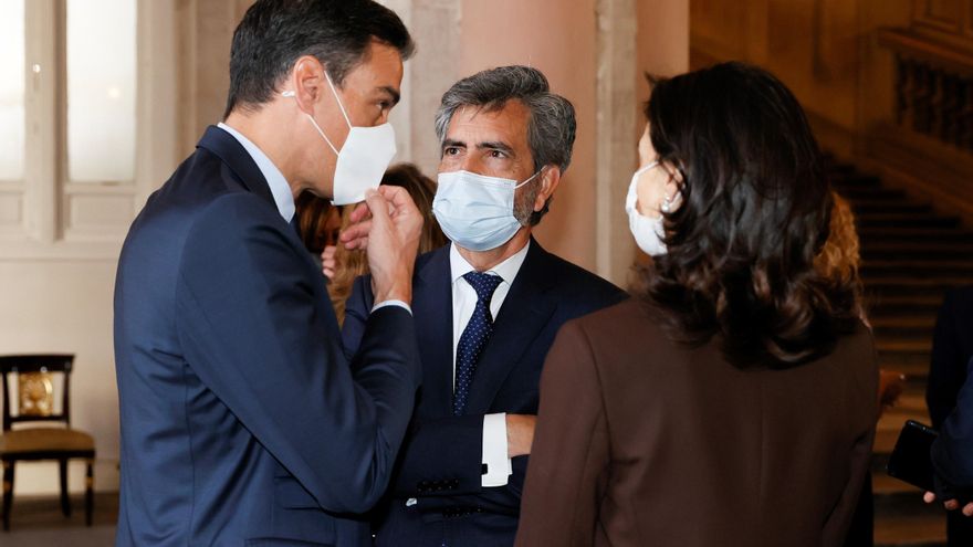 El presidente del Gobierno, Pedro Sánchez (i) conversa co el presidente del Consejo General del Poder Judicial (CGPJ), Carlos Lesmes (c), y la ministra deJusticia, Pilar Llop, antes del inicio del acto de homenaje de estado a las víctimas de la pandemia de la covid-19 y de reconocimiento al personal sanitario, este jueves en la Plaza la Armería del Palacio Real, en Madrid. EFE/Ballesteros