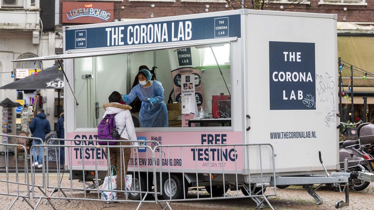 A Testing for Access location in the city center, in Amsterdam, the Netherlands 04 February 2022. Due to new rules regarding the corona pass, about half a million people will lose their green tick in the CoronaCheck app, which means that more frequent testing will be required. (Países Bajos; Holanda)