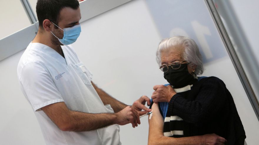 Una ciudadana recibe la tercera dosis de la vacuna en el centro de vacunación instalado en el Instituto Ferial de Vigo, IFEVI. EFE / Salvador Sas