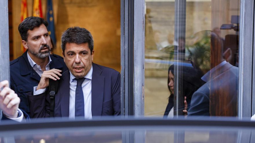 Mazón sale del Palau para dirigirse a las Corts valencianes donde comparece ante la comisión de la dana