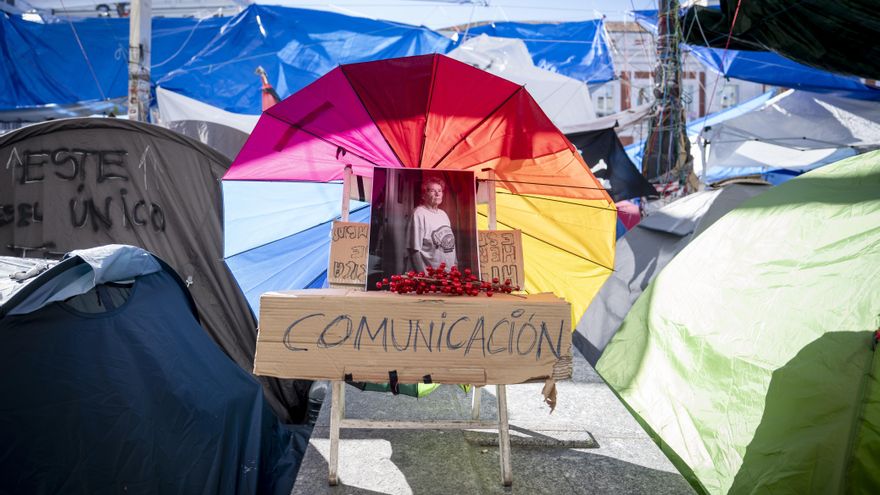 Flores y velas en el homenaje a Maricarmen Abascal durante la acampada por la vivienda, en la Puerta del Sol, este jueves.