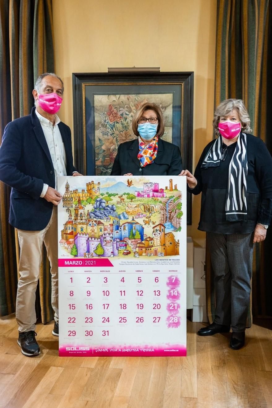 Entrega del calendario a María del Carmen Sánchez, alcaldesa de Navahermosa