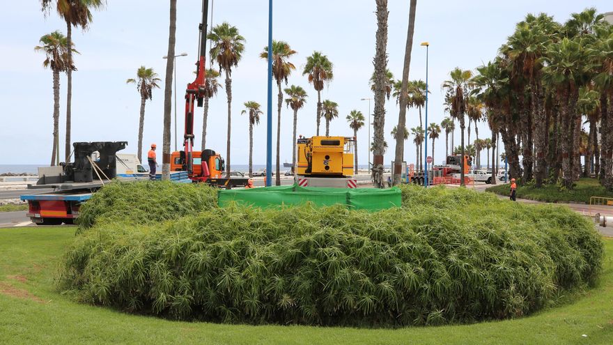 Desmontaje del mástil de la Fuente Luminosa. (ALEJANDRO RAMOS)