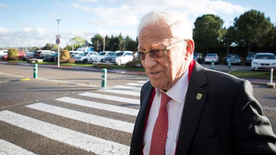 El papa invita al padre Ángel a oficiar junto a él una misa por los migrantes