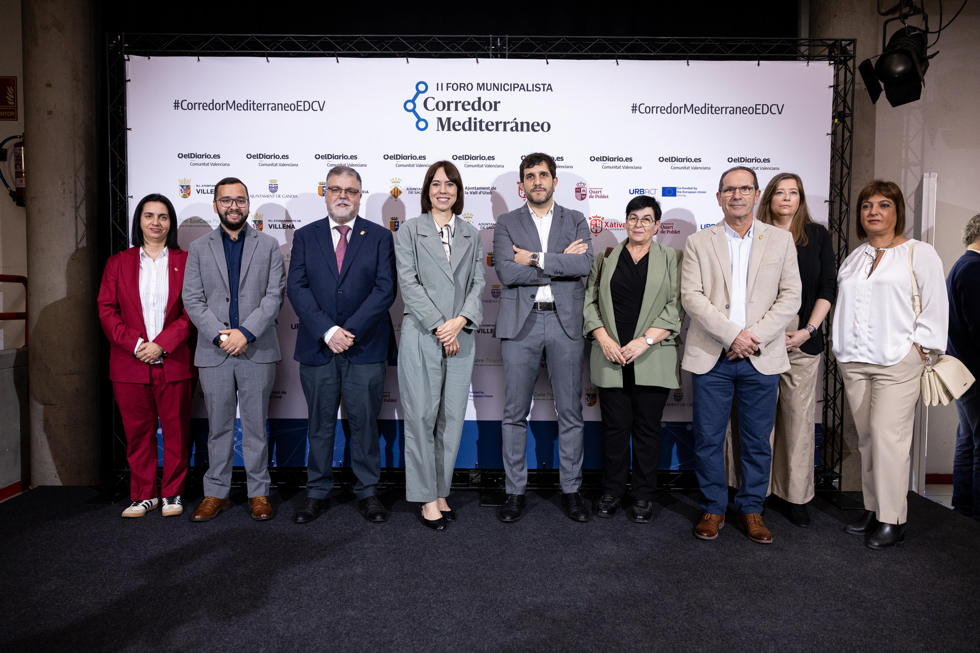El alcalde de Villena, Fulgencio Cerdán, la ministra Diana Morant y el director de elDiario.es en la Comunitat Valenciana, Sergi Pitarch, junto a algunos de los asistentes al II Foro Municipalista Corredor Mediterráneo.