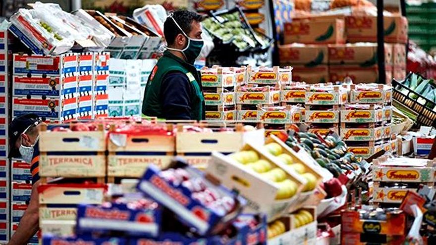 Trabajador de supermercado durante la pandemia