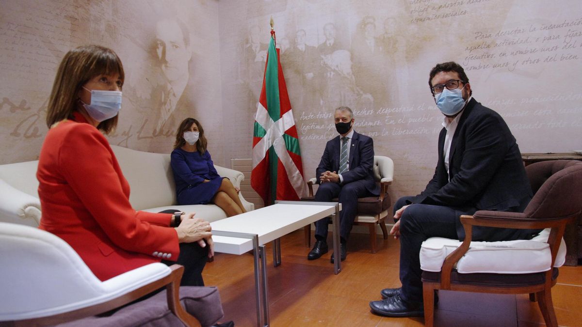 (I-D) La consejera de Trabajo y Empleo, Idoia Mendia, la ministra de Trabajo y Economía Social, Yolanda Díaz, el lehendakari, Íñigo Urkullu, y el secretario de Estado de Empleo y Economía Social, Joaquín Pérez Rey,  durante una reunión en Vitoria, Álava