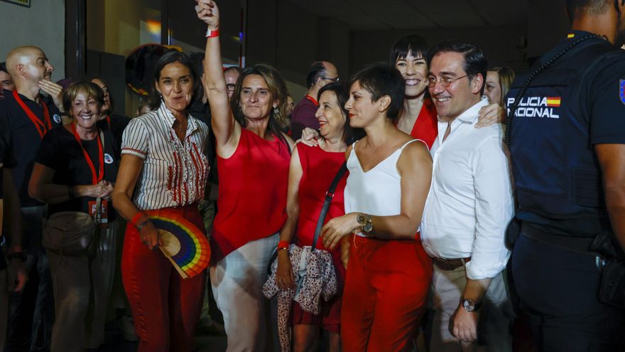 Los dirigentes socialistas Reyes Maroto (i), Teresa Ribera (2i),Margarita Robles (3i), Isabel Rodríguez, Diana Morant (2d) y José Manuel Albares (d), en la sede del PSOE, donde militantes y simpatizantes socialistas esperan las declaraciones del presidente del Gobierno y líder del PSOE, Pedro Sánchez, durante el seguimiento de la noche electoral   de los comicios generales de este domingo en España. EFE/JJ. Guillén