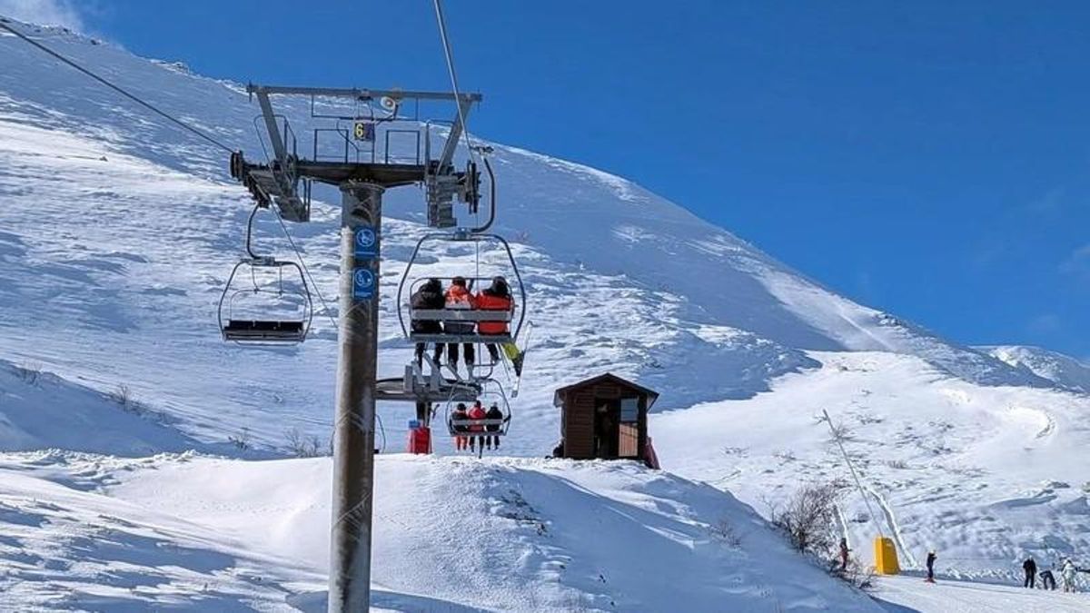 Imagen de los remontes de la estación de esquí leonesa de San Isidro.