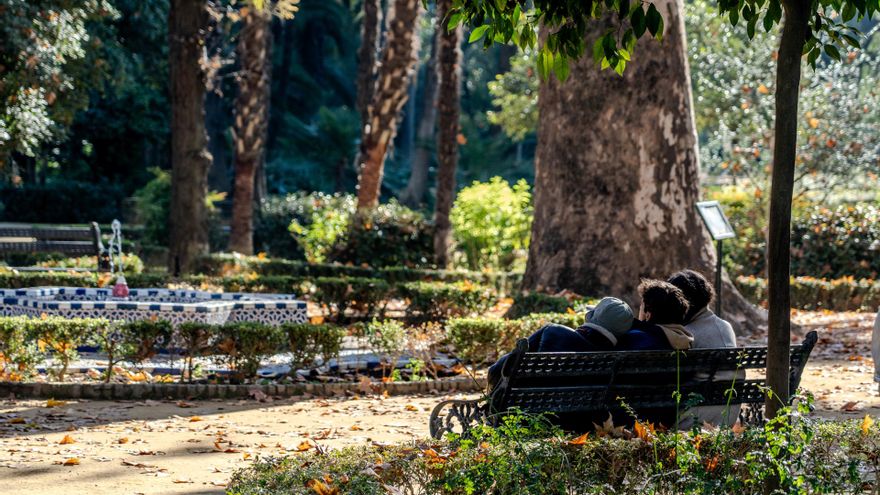 Archivo - Personas abrigadas en el Parque de María Luisa en imagen de archivo.