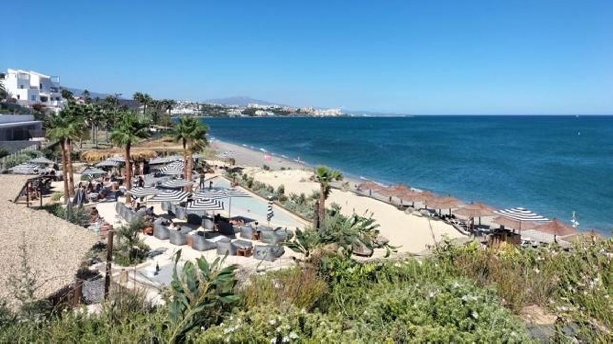El Ayuntamiento de Estepona concedió un club de playa a un exconcejal del PP en Coín investigado ahora por blanqueo