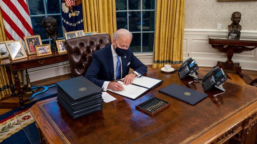 El presidente de EE.UU., Joe Biden firma órdenes ejecutivas durantes sus primeros minutos en el Despacho Oval en la Casa Blanca en Washington