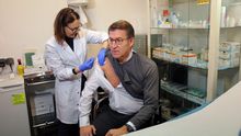 Feijóo, vacunándose contra la gripe