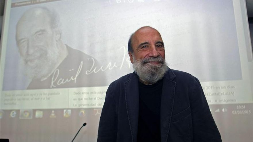 El poeta Raúl Zurita asegura que "la ideología sirve para no olvidar que somos seres humanos"