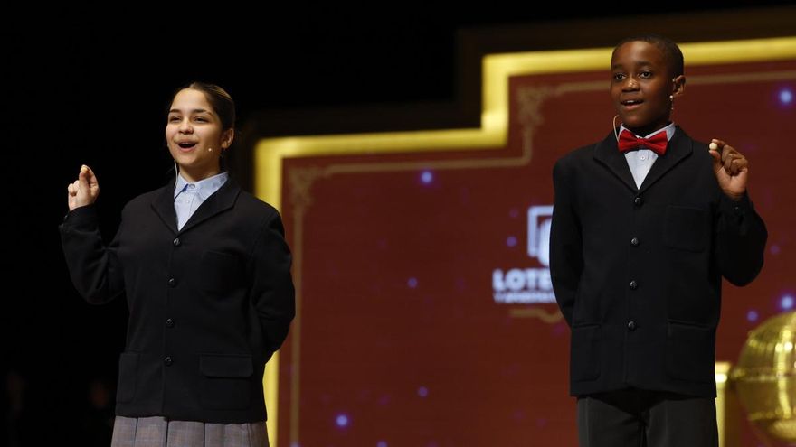 Los niños de San Idelfonso cantan el segundo premio, el 70048 con 125.000 euros al décimo, durante el Sorteo Extraordinario de Navidad este lunes, en el Teatro Real de Madrid.