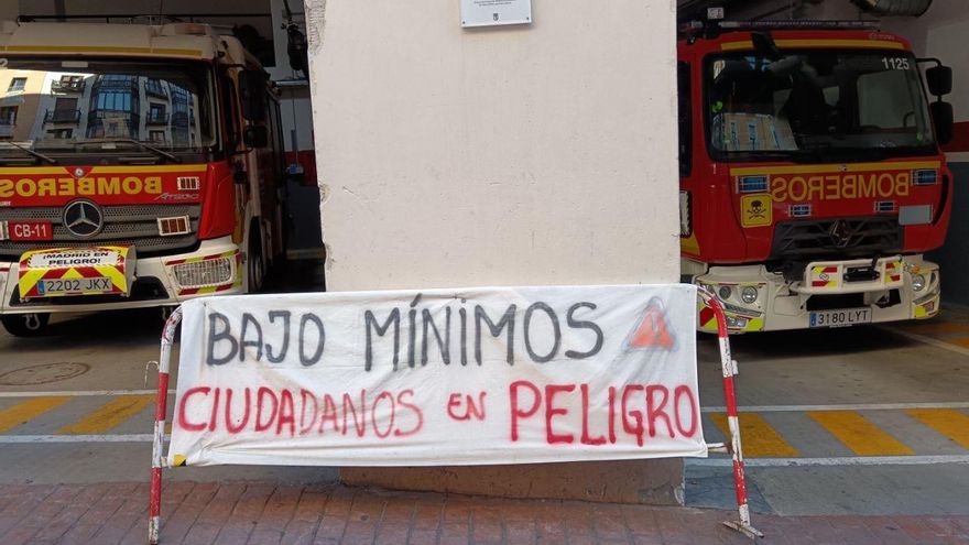 Guerra de carteles con Almeida en los parques de bomberos madrileños
