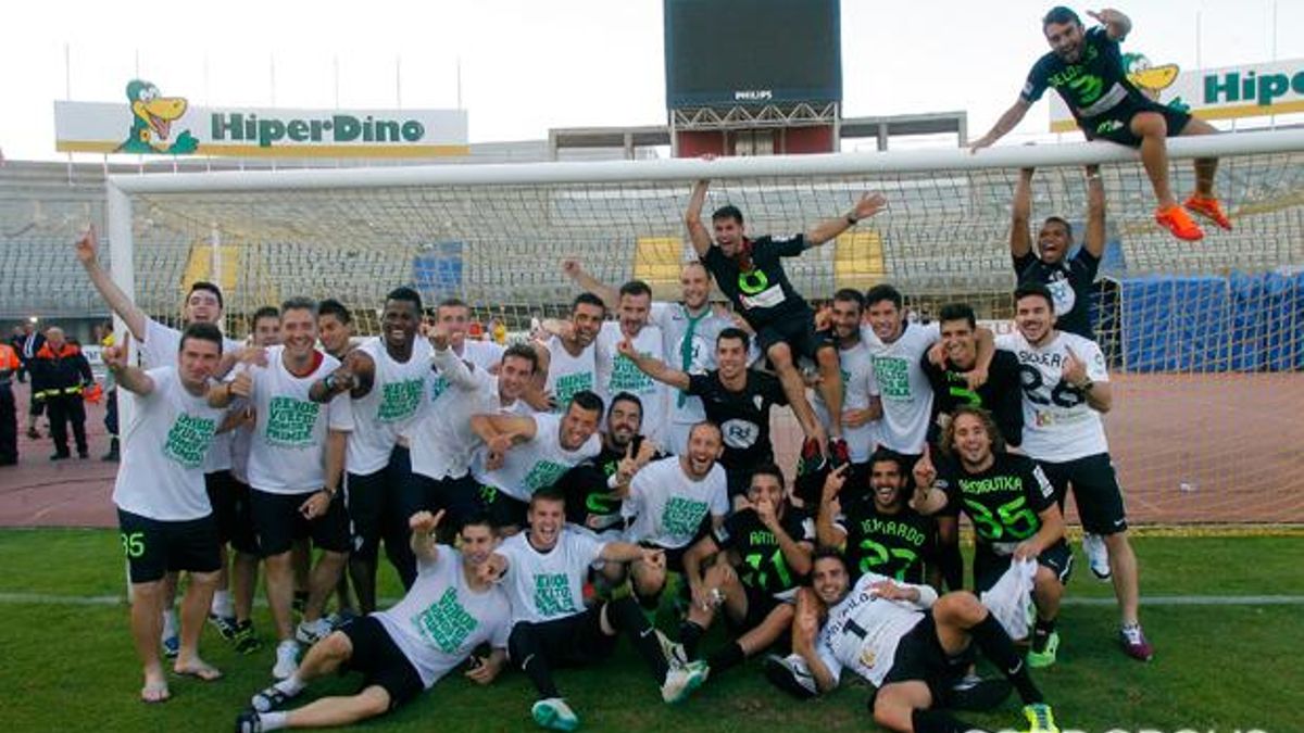 Los jugadores del Córdoba CF celebran el ascenso en la portería donde se marcó el gol