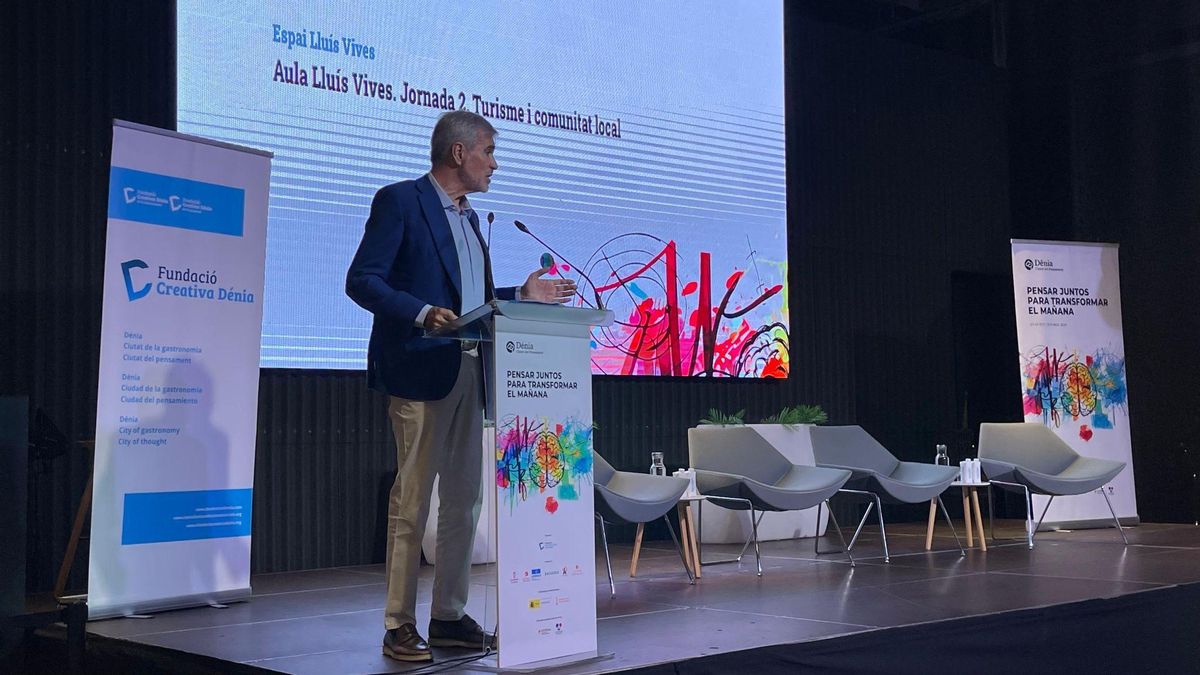 Adolfo Utor, durante su intervención en el Aula Lluís Vives en Dénia.
