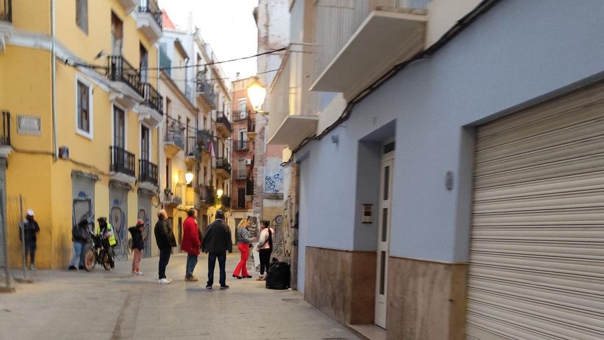 Vecinos de Velluters denuncian "colas de puteros" a diario en pleno centro de València